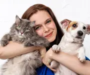 Vrouw met hond en kat