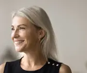 Femme souriante avec des cheveux gris