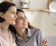 Moeder die haar dochter omhelst